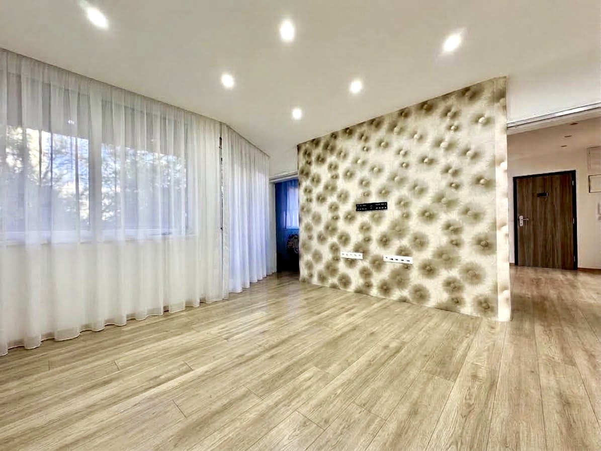 3-IZBOVÝ BYT | 71 m² | KOMPLETNÁ REKONŠTRUKCIA | ELEKTRICKÉ PODLAHOVÉ KÚRENIE | LOGGIA | Sidl. III, PO